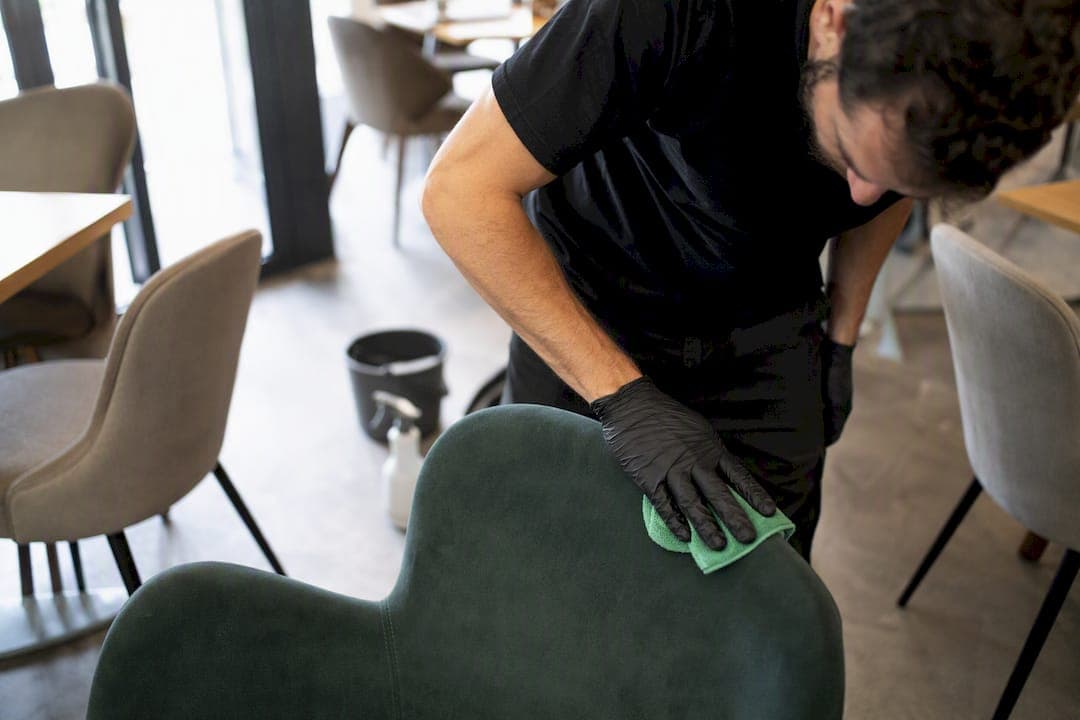 Limpieza de sillas de restaurante: protocolo diario y profesional